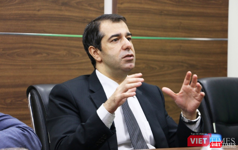 Đại sứ Anar Imanov đánh giá cao VietTimes về những bài viết chính xác, những hiểu biết đúng đắn của Ban biên tập về Azerbaijan. (Ảnh: Đăng Khoa) Đại sứ Anar Imanov đánh giá cao VietTimes về những bài viết chính xác, những hiểu biết đúng đắn của Ban biên tập về Azerbaijan. (Ảnh: Đăng Khoa)