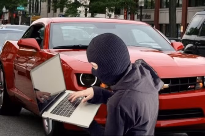 Video: Cẩn thận, tin tặc có thể hack xe hơi từ xa!