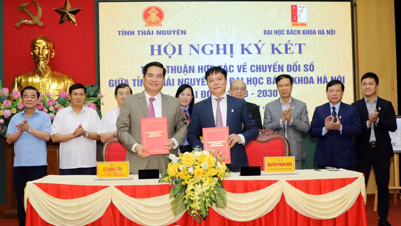 Ông Lê Quang Tiến - Phó Chủ tịch UBND tỉnh và ông Huỳnh Quyết Thắng - Giám đốc Đại học Bách khoa Hà Nội đã ký kết Thỏa thuận hợp tác về chuyển đổi số tỉnh Thái Nguyên giai đoạn 2023 - 2030 giữa UBND tỉnh Thái Nguyên và Đại học Bách khoa Hà Nội.