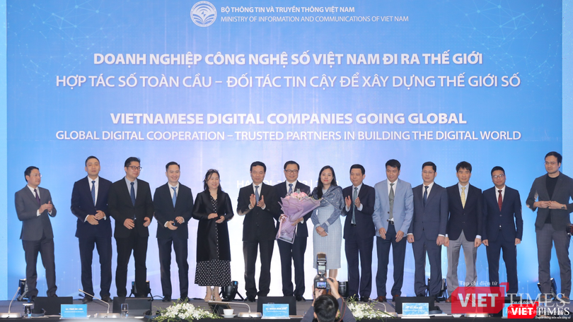 Bộ trưởng Nguyễn Mạnh Hùng chúc mừng “Tổ tư vấn hỗ trợ doanh nghiệp công nghệ số đi ra nước ngoài” vừa được thành lập.