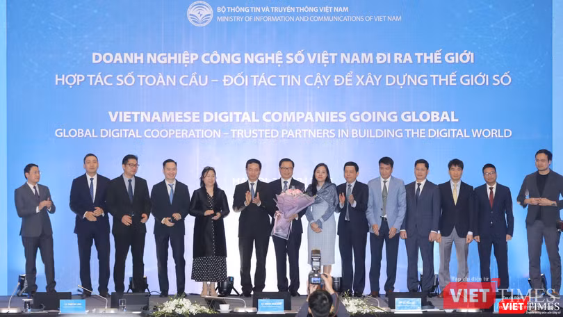 Bộ trưởng Nguyễn Mạnh Hùng chúc mừng “Tổ tư vấn hỗ trợ doanh nghiệp công nghệ số đi ra nước ngoài” vừa được thành lập.