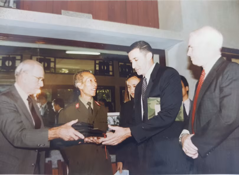 TNS McCain làm việc với Đại tá Phạm Đức Đại (ngoài cùng bên trái - ảnh trên và thứ 2, bên trái- ảnh dưới), nguyên Giám đốc Bảo tàng Quân đội (nay là Bảo tàng Lịch sử QS VN) về hồ sơ tù binh Mỹ lưu trong bảo tàng. TNS McCain làm việc với Đại tá Phạm Đức Đại (ngoài cùng bên trái - ảnh trên và thứ 2, bên trái- ảnh dưới), nguyên Giám đốc Bảo tàng Quân đội (nay là Bảo tàng Lịch sử QS VN) về hồ sơ tù binh Mỹ lưu trong bảo tàng.