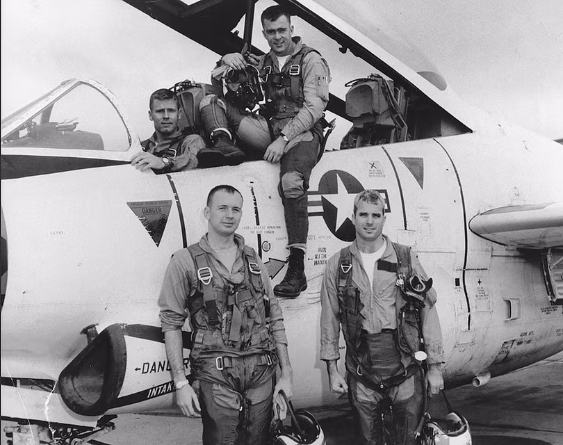 John McCain (hàng đầu, bìa phải) cùng các đồng đội của mình. John McCain (hàng đầu, bìa phải) cùng các đồng đội của mình.