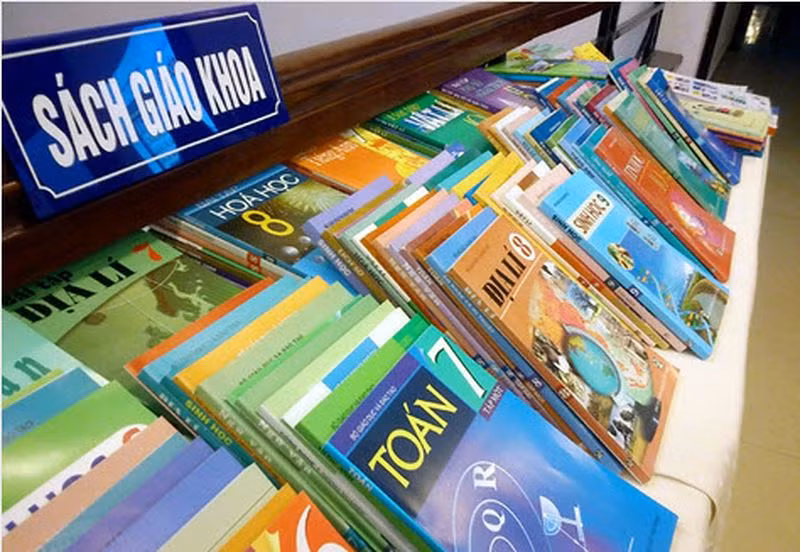 Cần xã hội hóa khâu biên soạn và xuất bản sách giáo khoa để chấm dứt tình trạng khan hiếm sách