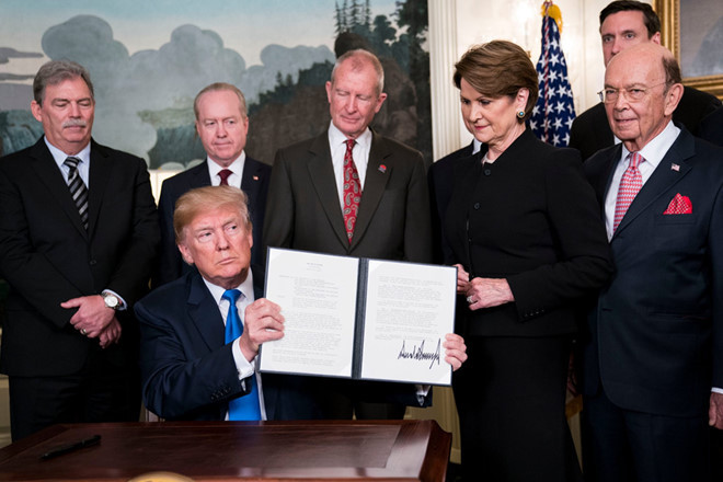 Tổng thống Mỹ công bố quyết định áp thuế 25% lên hàng hóa nhập khẩu từ Trung Quốc. Ảnh New York Times. Tổng thống Mỹ công bố quyết định áp thuế 25% lên hàng hóa nhập khẩu từ Trung Quốc. Ảnh New York Times.