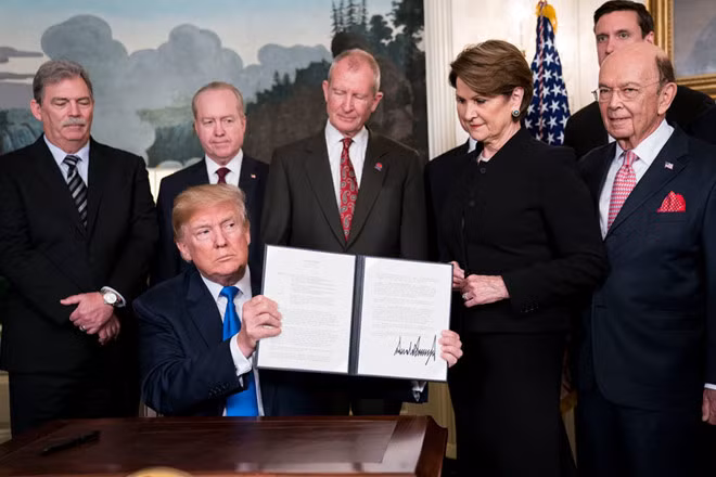Tổng thống Mỹ công bố quyết định áp thuế 25% lên hàng hóa nhập khẩu từ Trung Quốc. Ảnh New York Times.