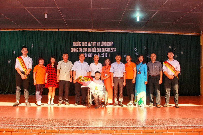 Thầy giáo Thạc sĩ Chu Quang Đức (người ngồi xe lăn ôm hoa), một nạn nhân nhiễm chất độc da cam đã vượt qua số phận, trở thành thầy giáo có học thức cao, có tấm lòng nhân ái Thầy giáo Thạc sĩ Chu Quang Đức (người ngồi xe lăn ôm hoa), một nạn nhân nhiễm chất độc da cam đã vượt qua số phận, trở thành thầy giáo có học thức cao, có tấm lòng nhân ái