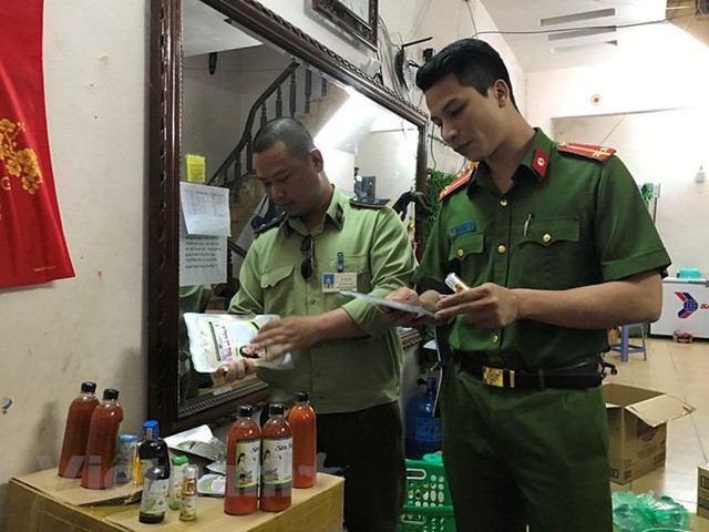 Đoàn liên ngành quận Hoàng Mai thu giữ đông dược không rõ nguồn gốc. (Ảnh Đức Duy- Vietnam+)