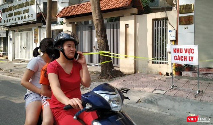 Khoản tiền này cũng được sử dụng để thực hiện xét nghiệm sàng lọc COVID-19 cho các trường hợp được cách ly tập trung trước khi bàn giao về cách ly tại địa phương. Ảnh: Anh Lê.