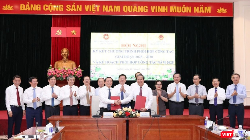 Phó trưởng Ban Thường trực Ban Tuyên giáo và Dân vận Trung ương Lại Xuân Môn và Bộ trưởng Bộ GD&ĐT Nguyễn Kim Sơn đại diện hai cơ quan ký kết Chương trình phối hợp công tác giai đoạn 2025 - 2030. Ảnh: Trần Hiệp/moet.gov.vn.