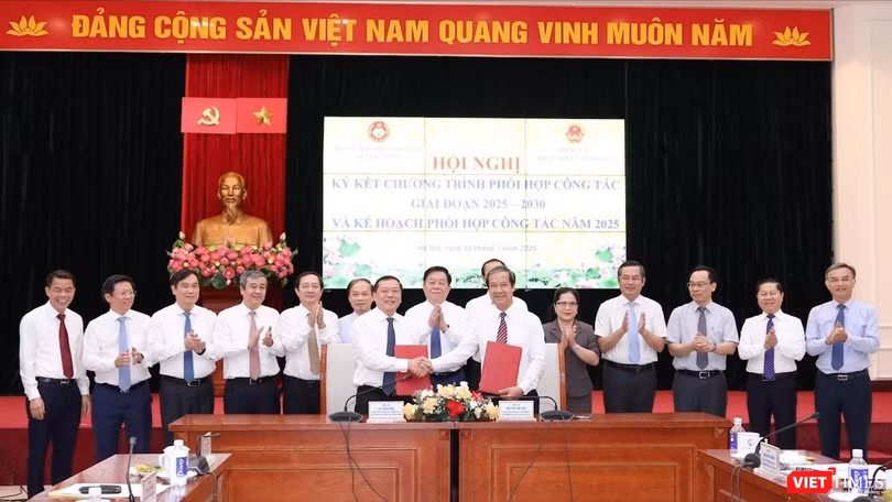 Phó trưởng Ban Thường trực Ban Tuyên giáo và Dân vận Trung ương Lại Xuân Môn và Bộ trưởng Bộ GD&ĐT Nguyễn Kim Sơn đại diện hai cơ quan ký kết Chương trình phối hợp công tác giai đoạn 2025 - 2030. Ảnh: Trần Hiệp/moet.gov.vn.