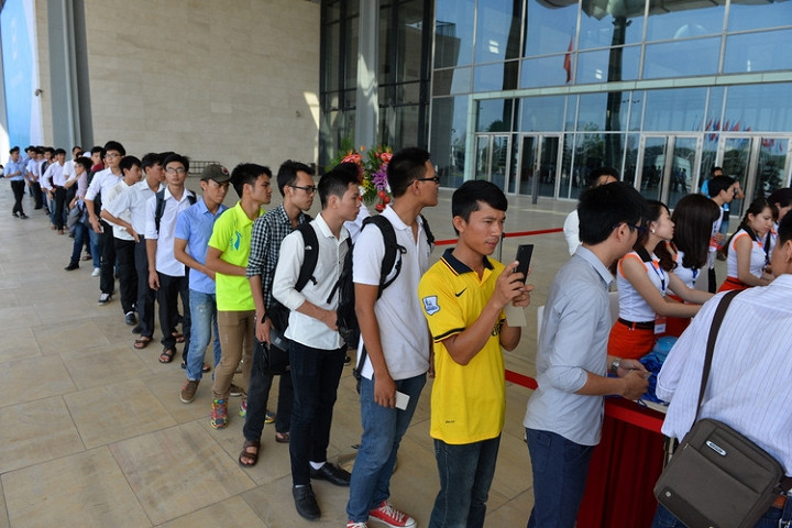 Sự kiện thu hút sự tham gia của 2.000 khách mời là các phóng viên trong và ngoài nước, những người yêu công nghệ tại Việt Nam. Sự kiện thu hút sự tham gia của 2.000 khách mời là các phóng viên trong và ngoài nước, những người yêu công nghệ tại Việt Nam.