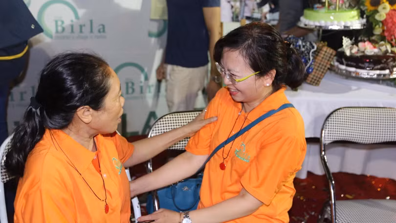 Cô Nguyễn Thanh Nga (phải) không chỉ tham gia giúp đỡ những em nhỏ trong Làng trẻ mà còn tham gia các hoạt động thiện nguyện tại cơ quan, các hội nhóm bạn bè của mình.