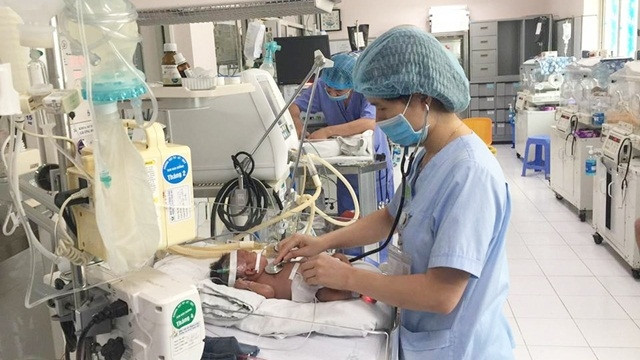 Bác sĩ Bệnh viện Nhi Trung ương điều trị tích cực cho trẻ nhỏ (Ảnh minh họa)