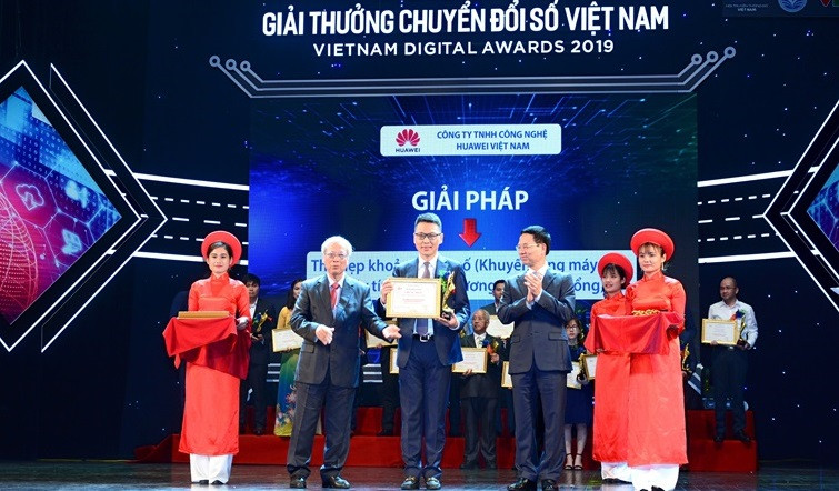 Bộ trưởng Bộ TT&TT Nguyễn Mạnh Hùng (bên phải) và GS. TSKH Đỗ Trung Tá trao giải thưởng Chuyển đổi số Việt Nam (Ảnh tư liệu, chụp năm 2019).