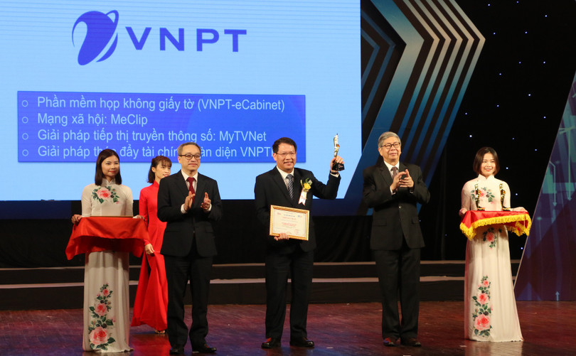 Ông Nguyễn Văn Tấn - Phó Tổng Giám đốc VNPT Media (đơn vị thành viên VNPT) nhận giải thưởng Chuyển đổi số Việt Nam 2020.