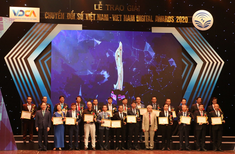 TS. Phan Xuân Dũng – Chủ nhiệm Ủy ban Khoa học, Công nghệ và Môi trường của Quốc hội và TS. Nguyễn Quân – Nguyên Bộ Trưởng Khoa học &amp; Công nghệ, Chủ tịch Hội đồng Chung khảo Giải thưởng Chuyển đổi số Việt Nam 2020 - trao Cúp và Chứng nhận cho cơ quan nhà nước, doanh nghiệp chuyển đổi số xuất sắc.
