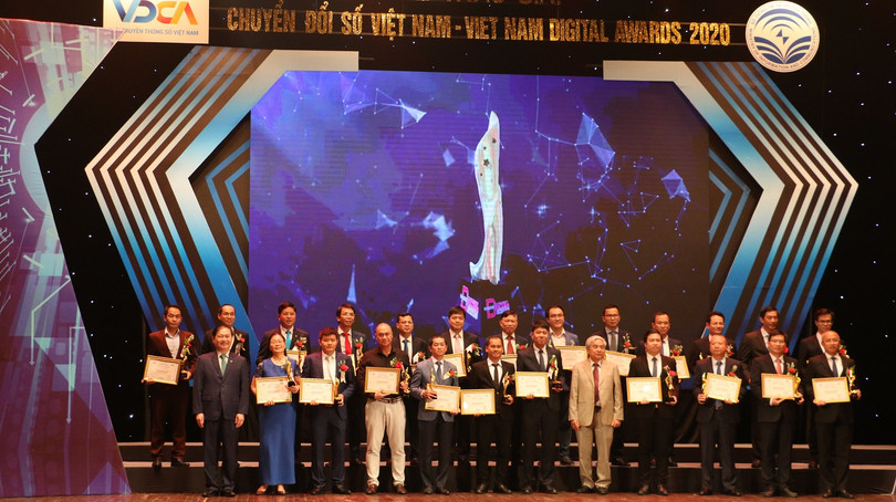Đại diện các cơ quan nhà nước, doanh nghiệp chuyển đổi số xuất sắc nhận Cúp và Chứng nhận từ TS. Phan Xuân Dũng – Chủ nhiệm Ủy ban Khoa học, Công nghệ và Môi trường của Quốc hội và TS. Nguyễn Quân – Nguyên Bộ Trưởng Khoa học & Công nghệ, Chủ tịch Hội đồng Chung khảo Giải thưởng Chuyển đổi số Việt Nam 2020.