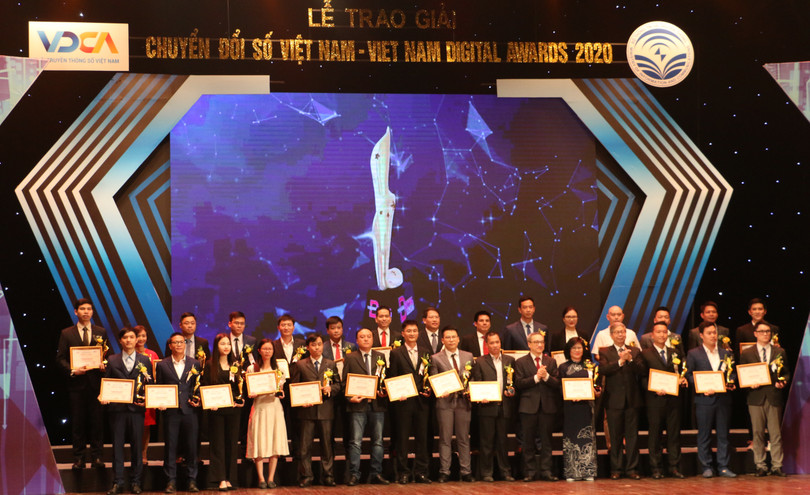 GS. TSKH Đặng Vũ Minh – Chủ tịch Liên hiệp các Hội Khoa học và Kỹ thuật Việt Nam và TS. Phan Tâm – Thứ trưởng Bộ Thông tin và Truyền thông – trao Cúp và chứng nhận cho Hạng mục giải thưởng Sản phẩm, dịch vụ, giải pháp công nghế số tiêu biểu và giải thưởng Thu hẹp khoảng cách số.