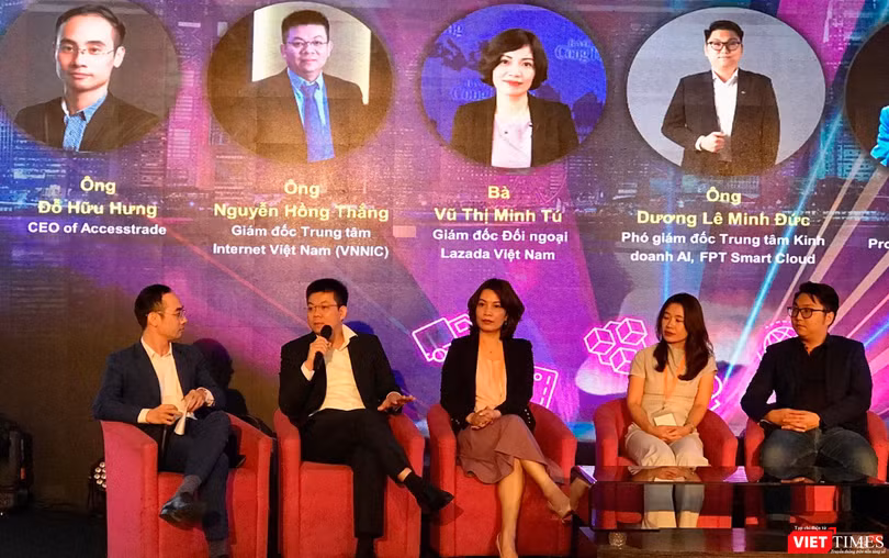 Ông Nguyễn Hồng Thắng, Giám đốc VNNIC trao đổi tại Diễn đàn toàn cảnh thương mại điện tử Việt Nam 2022.