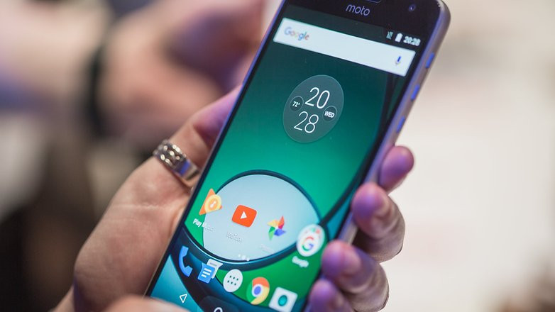 Model tầm trung như bộ đội Moto Z là một trong những lựa chọn đáng chú ý.