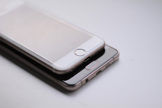 Cả Samsung Galaxy A7 2016 và Apple iPhone 6S đều đặt cảm biến vân tay ở phím Home. Các thử nghiệm cho thấy, khả năng nhận diện gần như tương đồng.