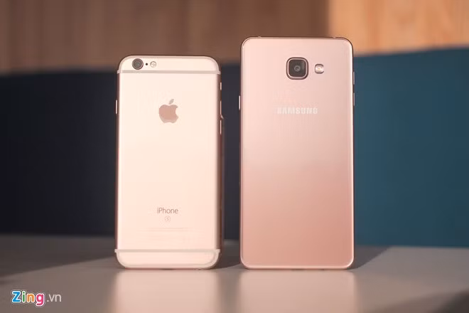 Mặt lưng của iPhone 6S ánh vàng hồng trên chất liệu kim loại, còn Samsung Galaxy A7 thì trông bóng bẩy với mặt kính cường lực cong 2,5D. Màu vàng hồng trên smartphone từ Samsung đậm hơn. So về thiết kế mặt sau, A7 2016 trông liền mạch hơn, trong khi iPhone 6S vẫn còn các đường nhựa cắt để tăng khả năng bắt sóng.