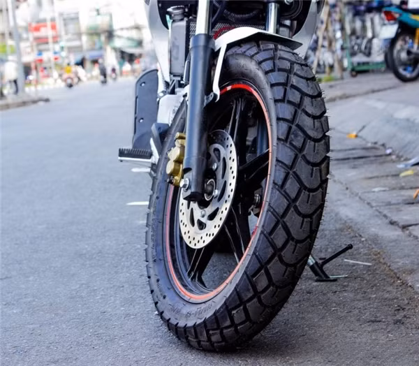 Tác dụng của các rãnh, gai trên vỏ xe cao su ảnh 1