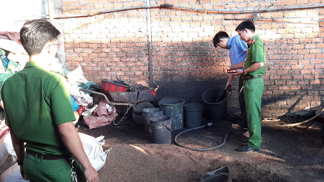 Khởi tố, tạm giữ khẩn cấp 6 đối tượng trong vụ cà phê nhuộm pin ảnh 2