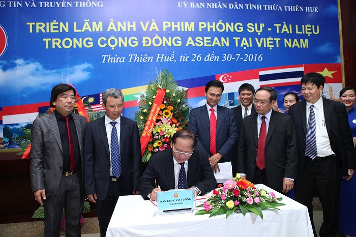 Ông Trương Minh Tuấn viết sổ cảm tưởng Triển lãm.