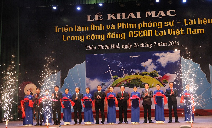 Các đại biểu cắt băng khai mạc Triển lãm.