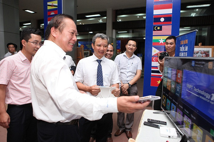 Các đại biểu thăm quan gian hàng của VNPT Technology.