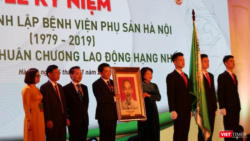 Phó Chủ tịch nước Đặng Thị Ngọc Thịnh trao bức chân dung Chủ tịch Hồ Chí Minh bằng đá cho PGS.TS. Nguyễn Duy Ánh - Giám đốc Bệnh viện Phụ sản Hà Nội.