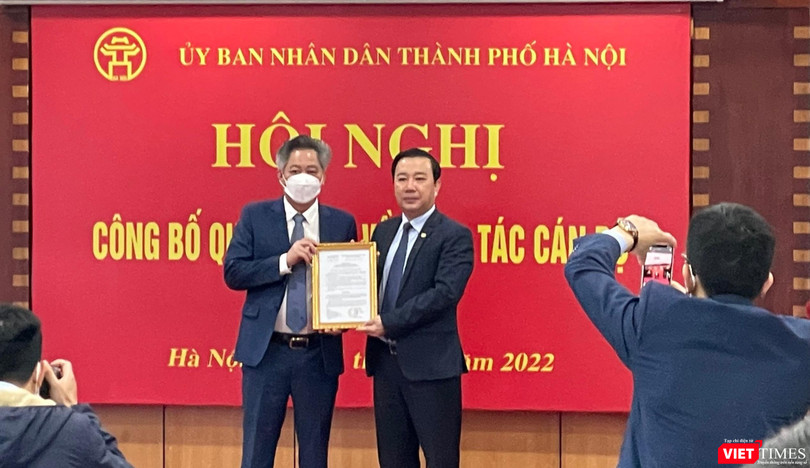 Phó Chủ tịch UBND TP Chử Xuân Dũng (phải) trao quyết định bổ nhiệm cho ông Nguyễn Tiến Sỹ.