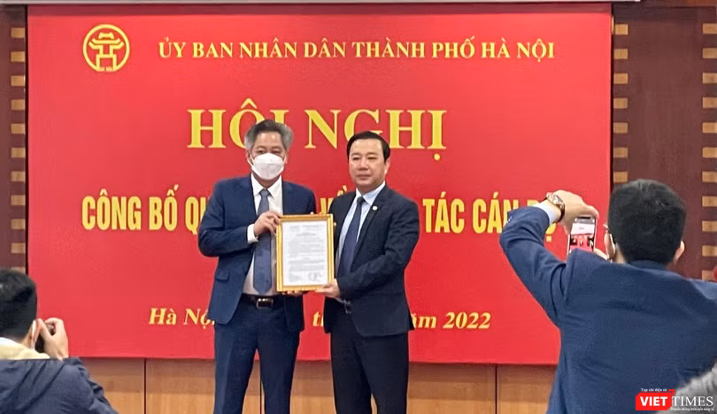 Phó Chủ tịch UBND TP Chử Xuân Dũng (phải) trao quyết định bổ nhiệm cho ông Nguyễn Tiến Sỹ.