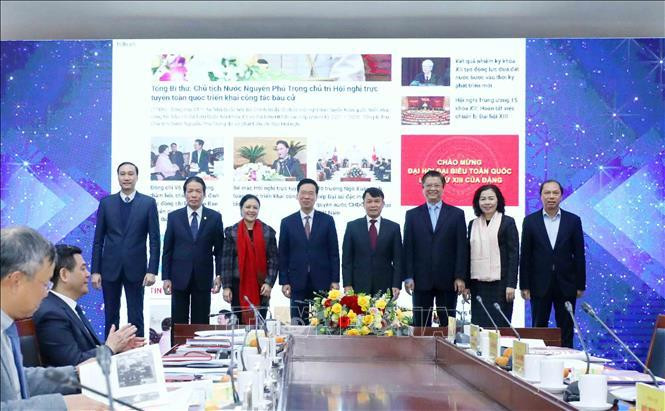 Các đại biểu nhấn nút khai trương Trang Thông tin đối ngoại điện tử (Ảnh: TTXVN)