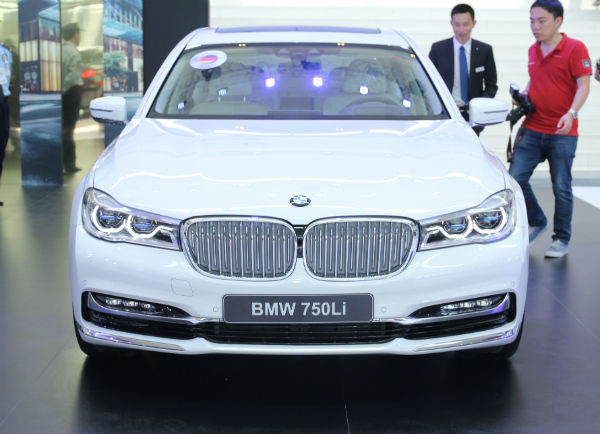 Rolls-Royce Ghost và BMW i8 bỗng nhiên xuất hiện tại BMW World Vietnam 2016 ảnh 3