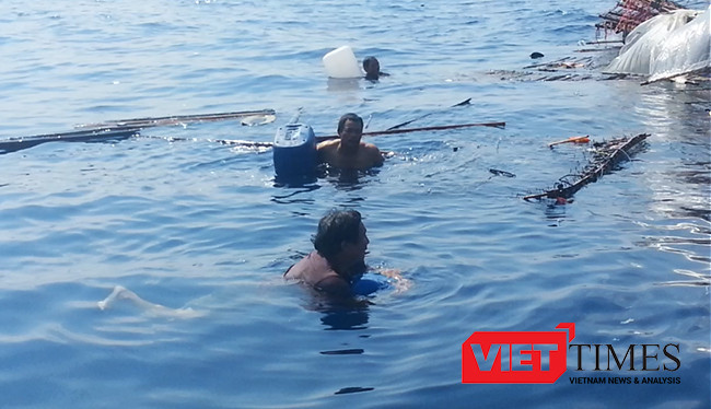 Ngư dân trên tàu cá QNa 95959TS phải bám vào can nhựa, vật lộn giữa trùng khơi để giữ tính mạng. 