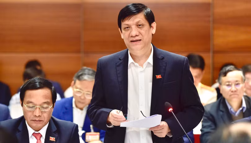 GS.TS Nguyễn Thanh Long chủ trì cuộc họp khẩn về chống dịch COVID-19 ngay tại nơi diễn ra Đại hội Đảng XIII. Ảnh; Cao Tuân