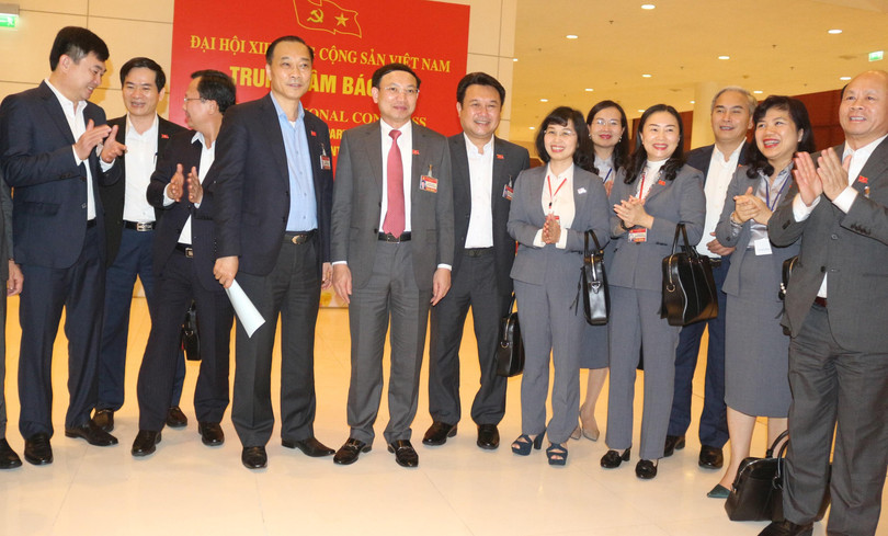 Các đại biểu vui mừng với kết quả bầu cử Ban chấp hành Trung ương Đảng khoá XIII - vừa được công bố tối muộn ngày 30/1.