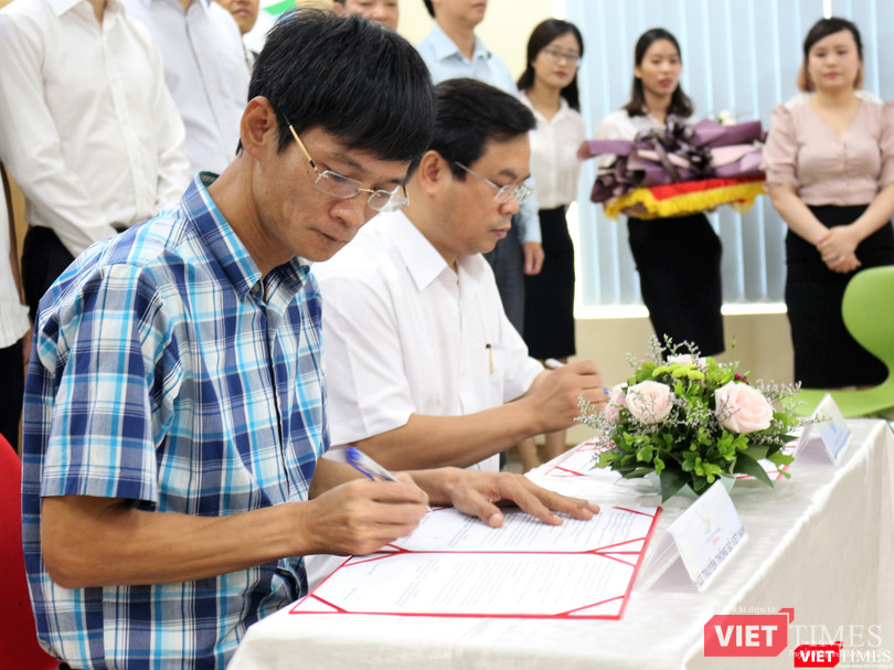 Ông Nguyễn Xuân Cường và ông Vương Quốc Thắng ký bản thỏa thuận hợp tác giữa hai đơn vị. Ông Nguyễn Xuân Cường và ông Vương Quốc Thắng ký bản thỏa thuận hợp tác giữa hai đơn vị.