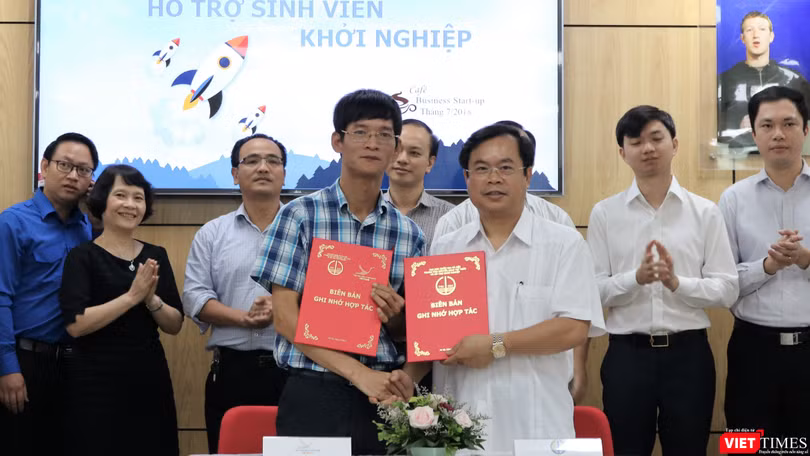 Ông Nguyễn Xuân Cường và ông Vương Quốc Thắng ký bản thỏa thuận hợp tác. Ảnh: Việt Anh