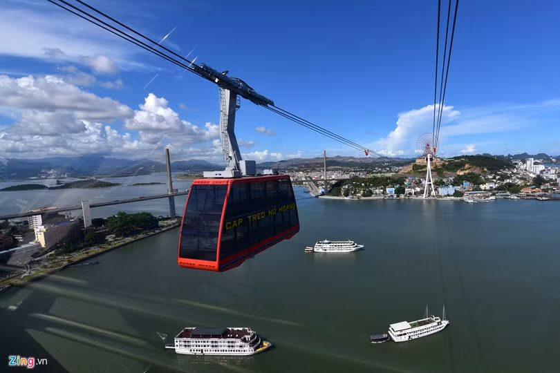 Cap treo 'xe bus hai tang' lo lung tren vinh Ha Long hinh anh 6