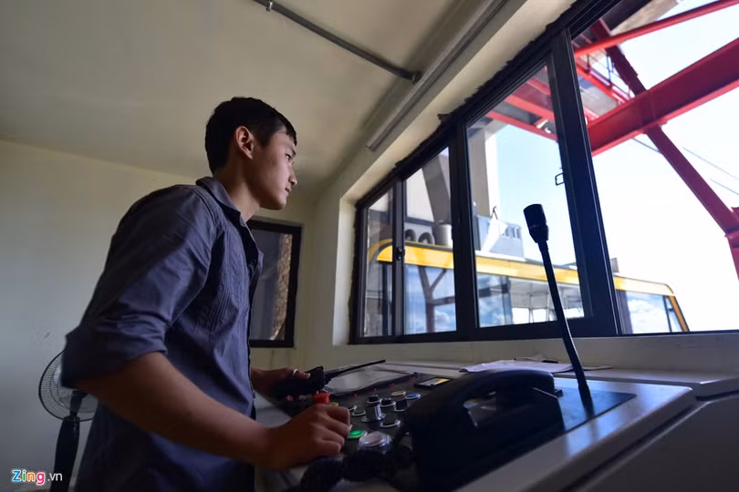 Cap treo 'xe bus hai tang' lo lung tren vinh Ha Long hinh anh 5
