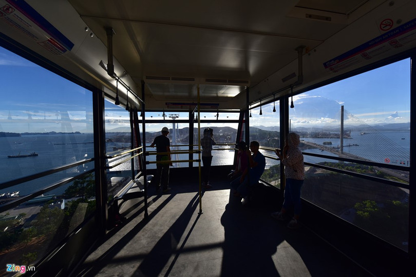 Cap treo 'xe bus hai tang' lo lung tren vinh Ha Long hinh anh 4