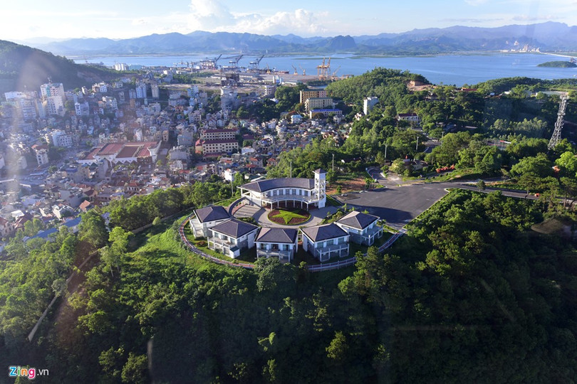 Cap treo 'xe bus hai tang' lo lung tren vinh Ha Long hinh anh 11