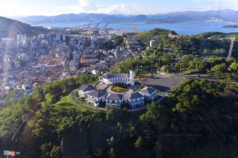 Cap treo 'xe bus hai tang' lo lung tren vinh Ha Long hinh anh 11