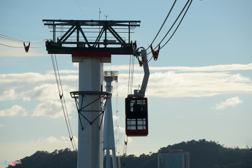 Cap treo 'xe bus hai tang' lo lung tren vinh Ha Long hinh anh 3