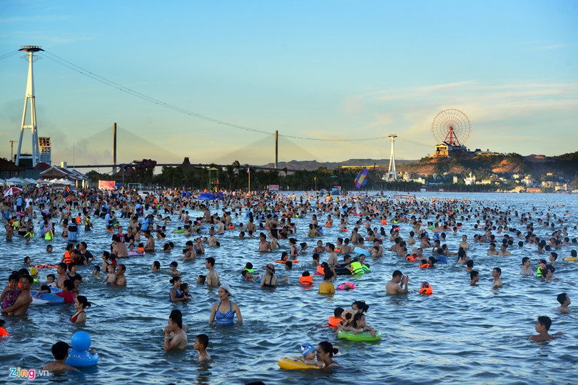Cap treo 'xe bus hai tang' lo lung tren vinh Ha Long hinh anh 17
