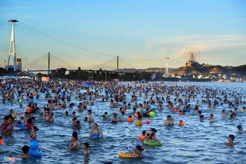 Cap treo 'xe bus hai tang' lo lung tren vinh Ha Long hinh anh 17